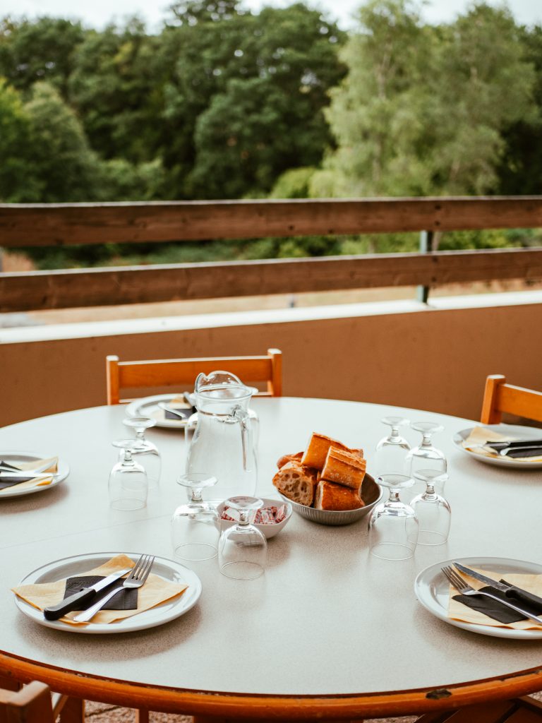 Repas sur la terrasse de Ti Menez are avec vue sur les Monts d'Arrée