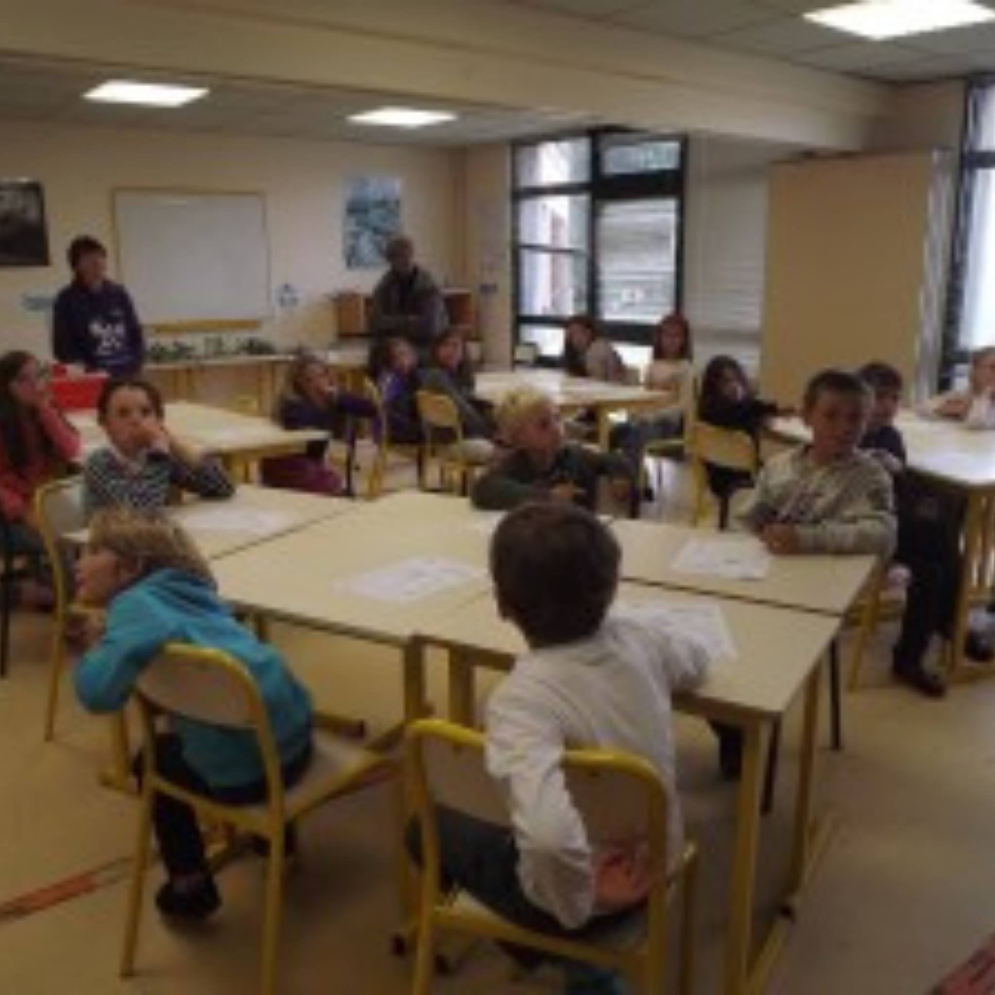 Groupes d'enfants réunit dans une salle de classe nature