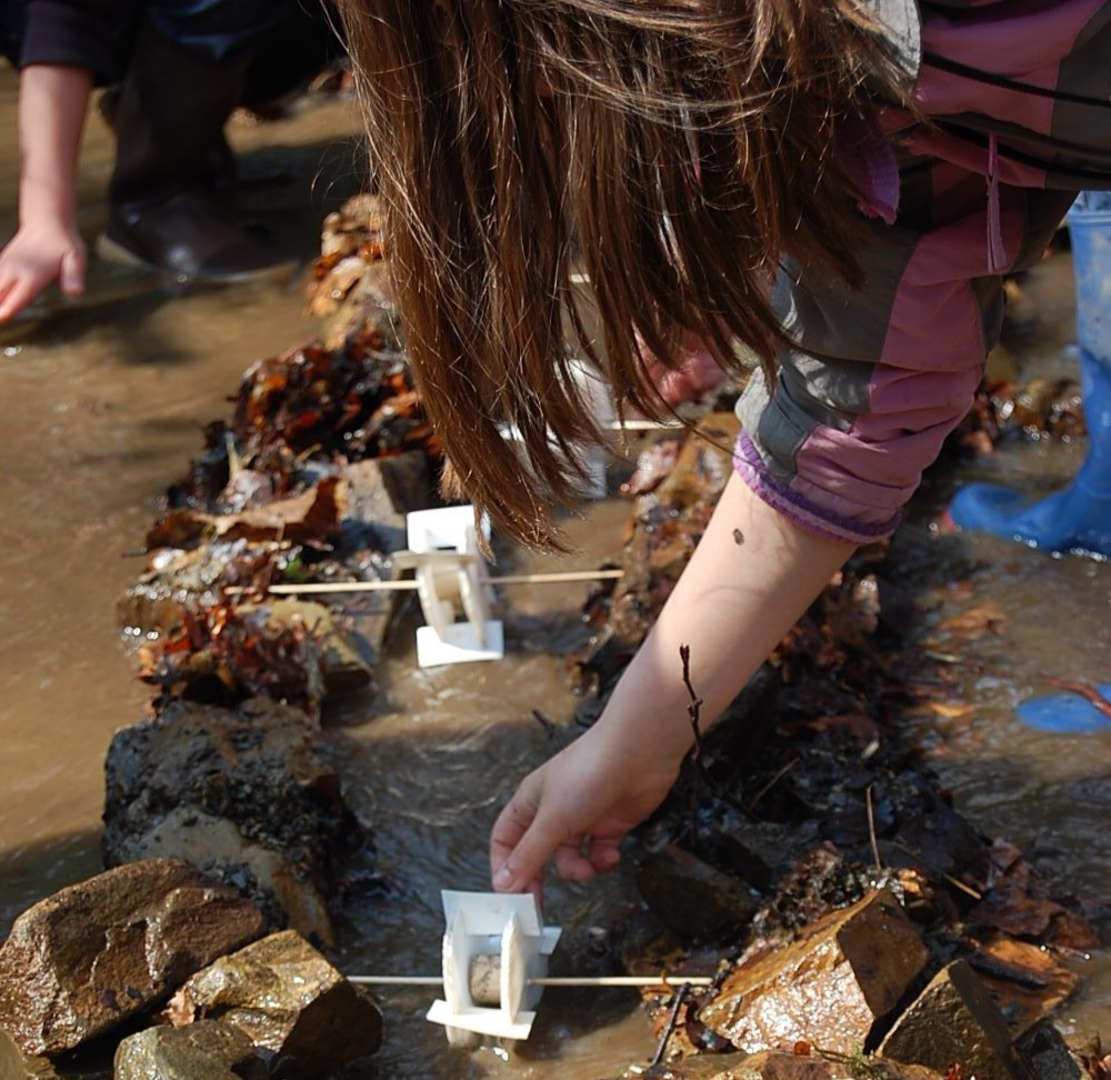 moulins à eau rivière et enfants