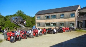 Séjour adultes motos devant le bâtiment